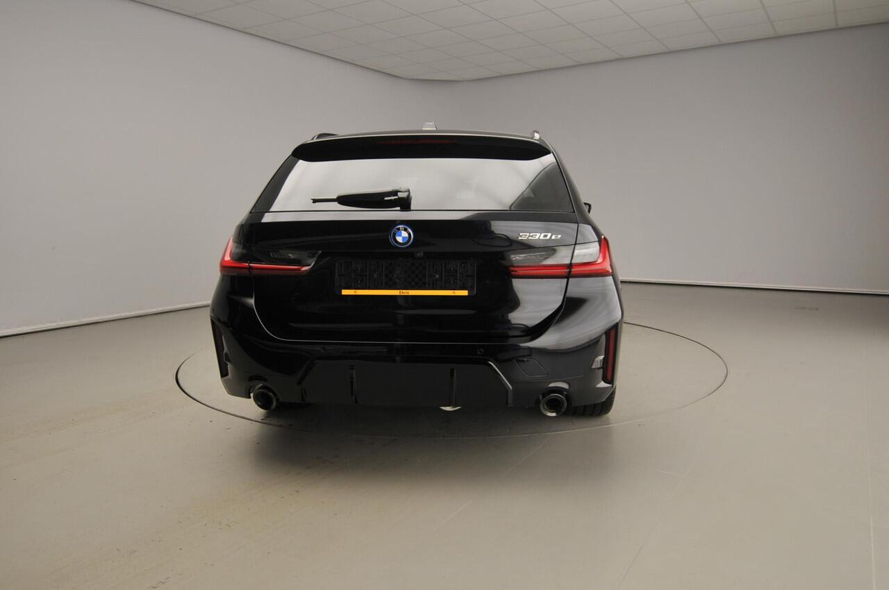 BMW 3-SERIE Touring 330e Individual Lak | M Sportpakket Pro | Innovation Pack | Comfort Pack | Panoramadak | Trekhaak
