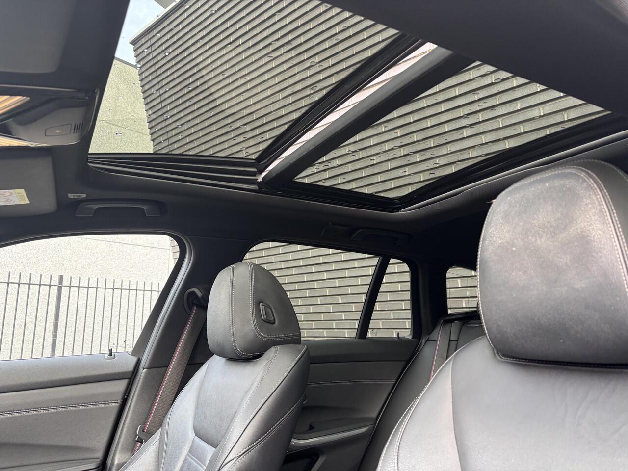 BMW 3-SERIE Touring 330i xDrive High Executive M Sport Pakket Automaat / Live Cockpit Professional / Panoramadak / Trekhaak / Leder / Apple CarPlay / Harman Kardon / 19 Inch / Shadow Line / Laserlicht / Head-Up Display / M Sportremsysteem / Adaptief M-onderstel