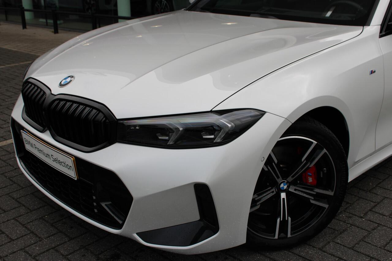 BMW 3-SERIE Touring 330i xDrive High Executive M Sport Automaat / Panoramadak / Trekhaak / Sportstoelen / Comfort Access / Adaptieve LED / Parking Assistant Plus