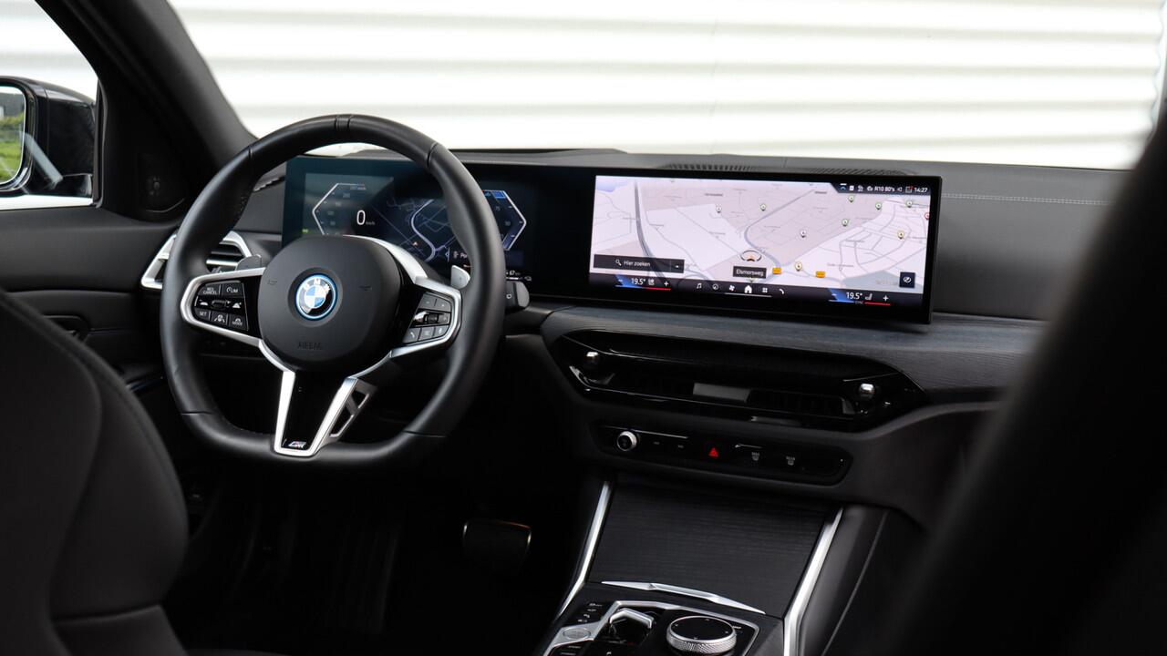 BMW 3-SERIE Touring 330e xDrive M-Sport Pro | Harman/Kardon | Head-up | Panoramadak | Trekhaak | M Sportstoelen | Memory | Comfort Access
