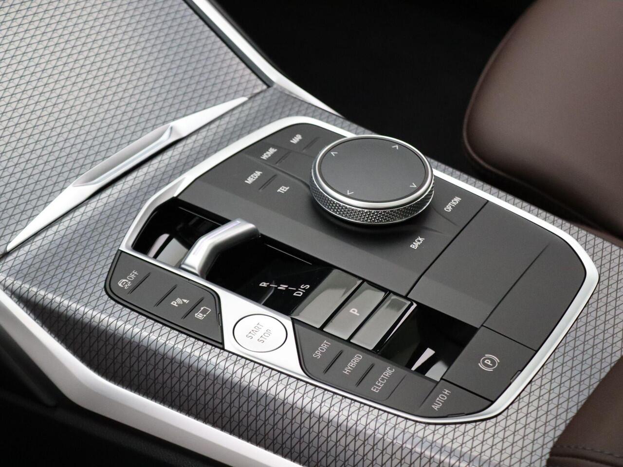 BMW 3-SERIE Touring 330e M Sportpakket | Comfort Pack | M Adaptief onderstel | Trekhaak | Panoramadak | Active Cruise Control | DAB | HiFi | 18''