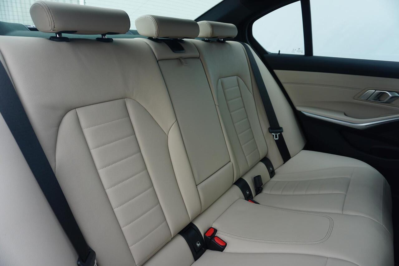 BMW 3-SERIE Sedan 320e High Executive M Sportpakket 19'' / Schuif-/kanteldak / Elektrisch verstelbare voorstoelen / HiFi System
