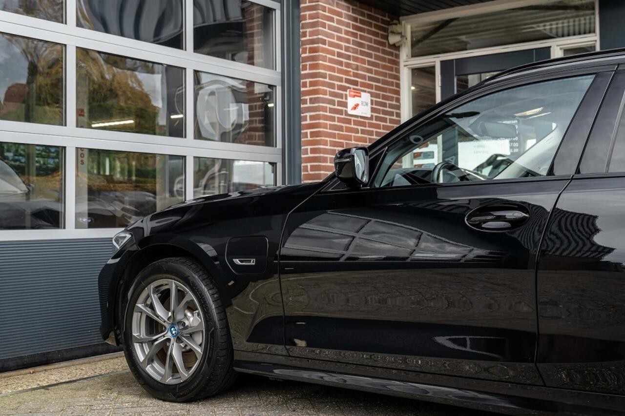BMW 3-SERIE 330e xDrive | Sportline | Shadow | ACC | Elek. trekhaak | Parkeersenoren | Apple carplay | 17' Inch |