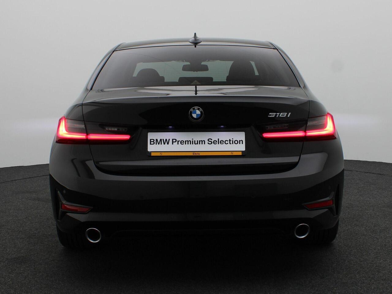 BMW 3-SERIE Sedan 318i Executive | Model Sportline | Sportstoelen | Extra Getint Glas Achter | LED Koplampen | 17''