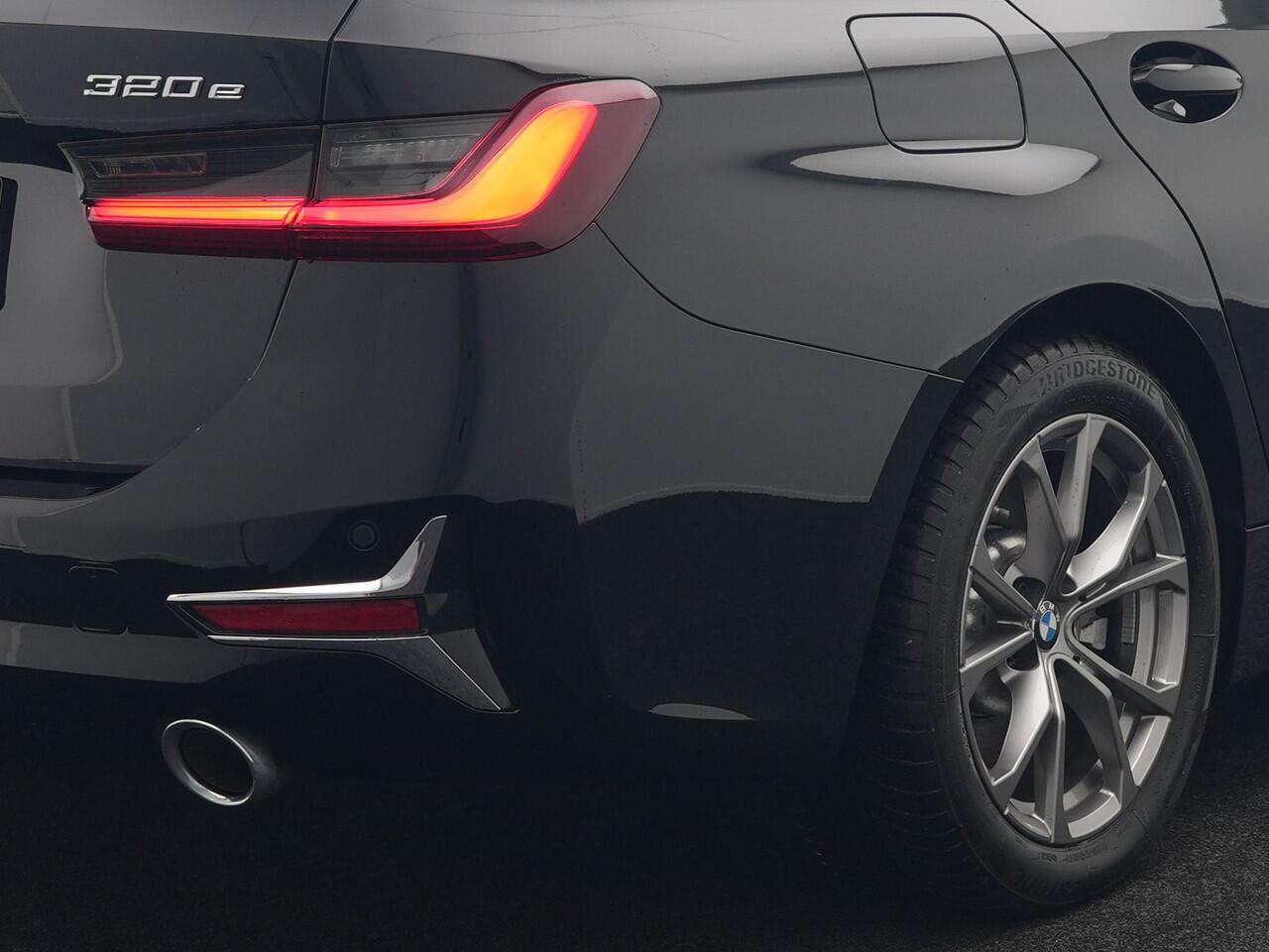 BMW 3-SERIE Touring 320e Sportline Plug In Hybrid 204pk Dealer O.H PHEV | Panodak | Lederen Sportstoelen Verwarmd | Apple Carplay | Sfeerverlichting | Navi Full Map | DAB |