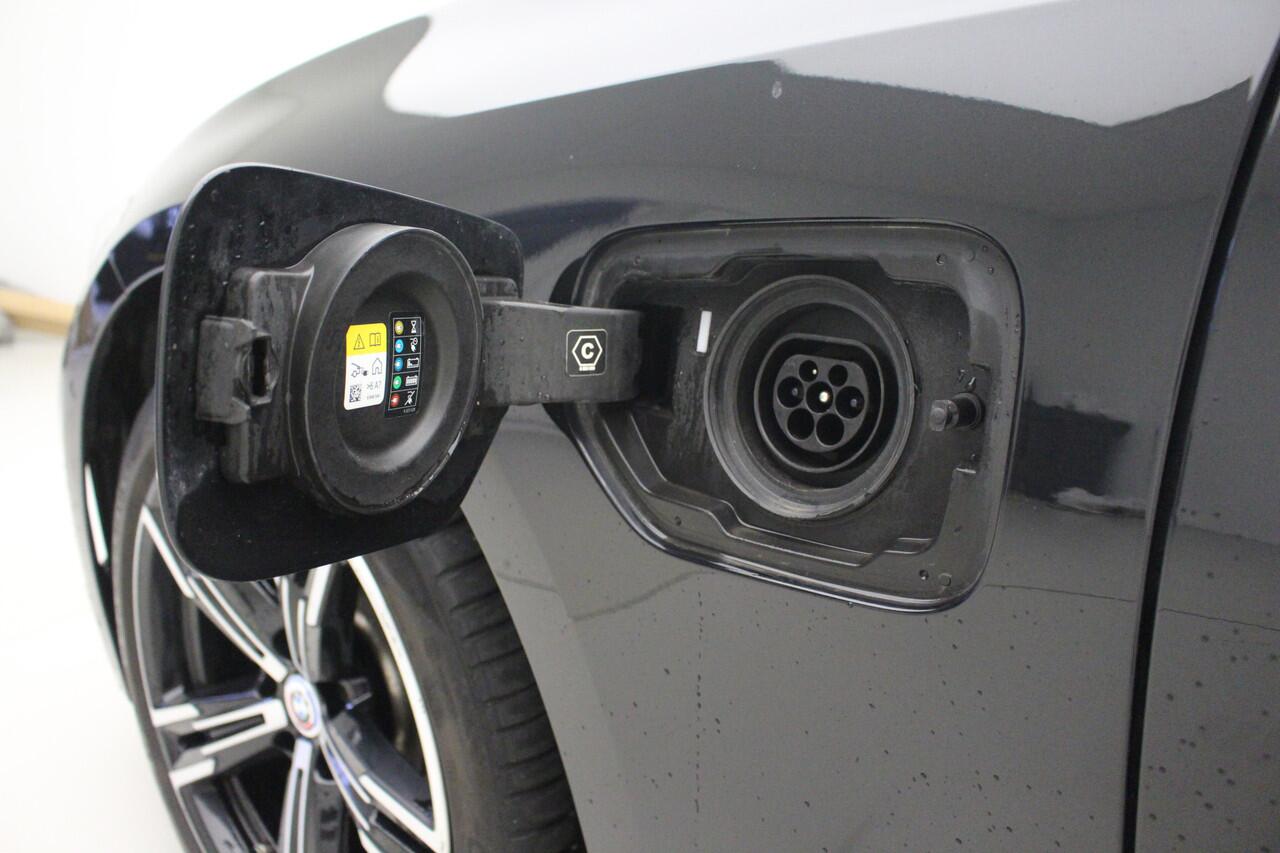 BMW 3-SERIE Touring 330e xDrive M-Sport | Camera | Hifi | Curved Display |