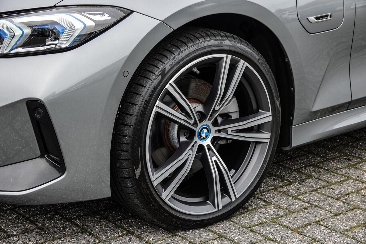 BMW 3-SERIE Touring 330e 292Pk Aut. | Plug-In Hybrid | M-Sport | X-Drive | Head-Up Display | LED | 19'' | Skyscraper Grau