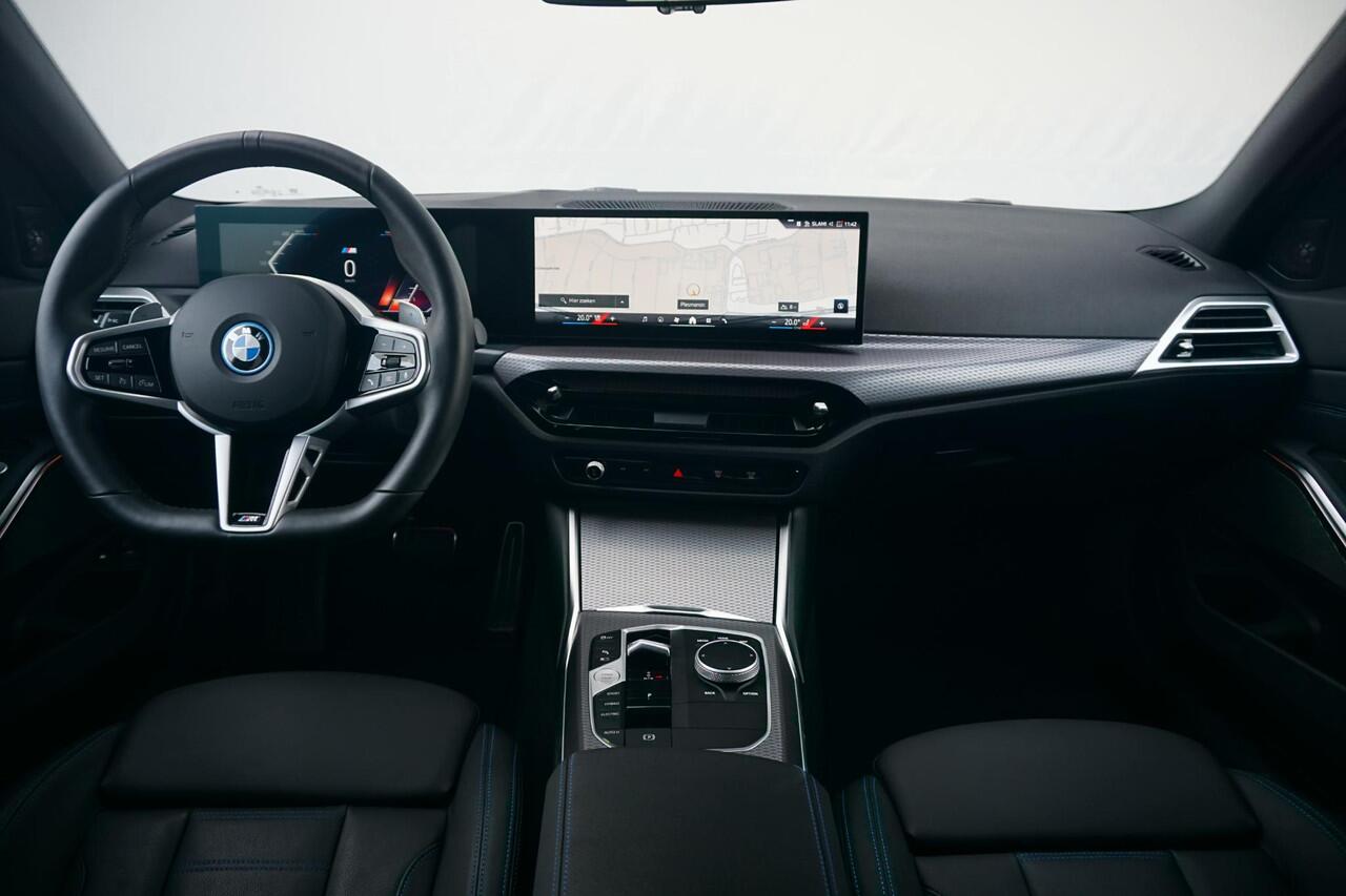 BMW 3-SERIE Touring 330e M Sport Pro | Trekhaak / Harman Kardon / Elektrische Stoelen met geheugen / Comfort Access