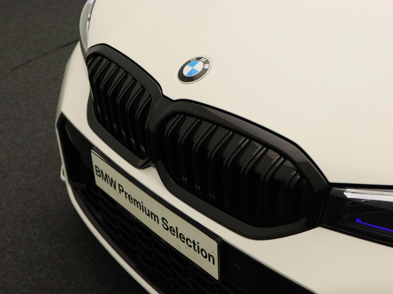 BMW 3-SERIE Touring 330i M Sportpakket Pro | Panoramadak | HIFI | Curved Display | 19"