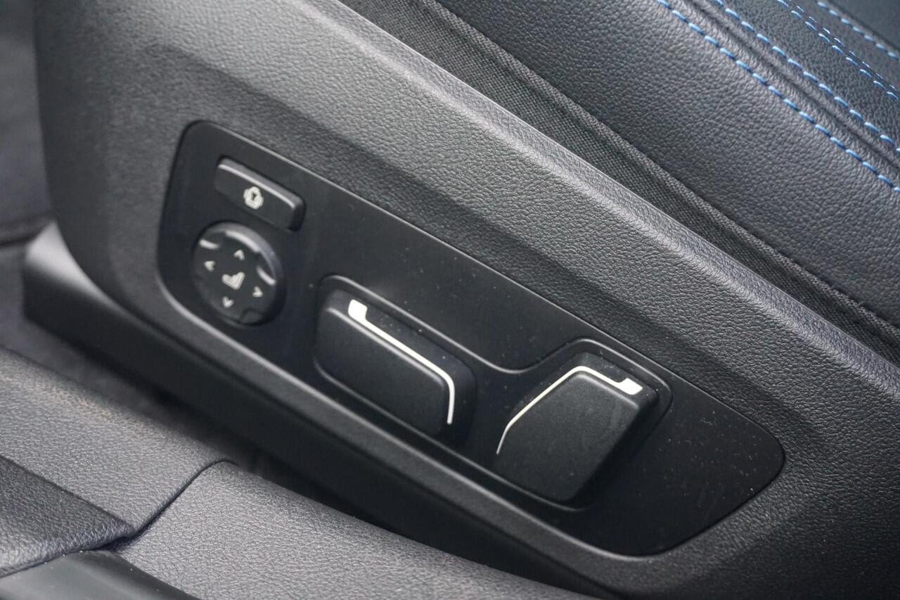 BMW 3-SERIE Touring 330e M Sport Pro | Trekhaak / Harman Kardon / Elektrische Stoelen met geheugen / Comfort Access