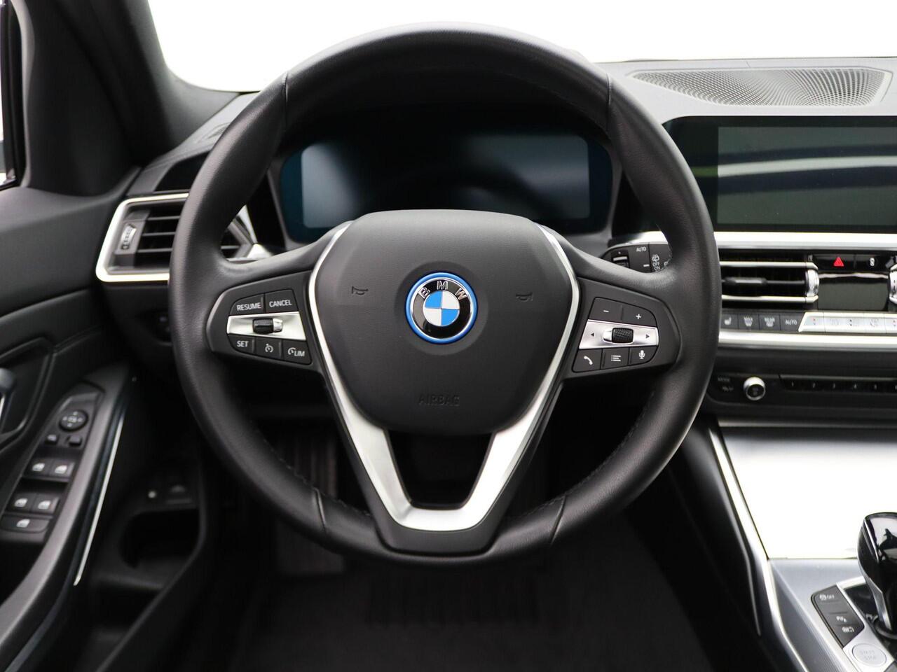 BMW 3-SERIE 320e Touring High Executive | Luxury Line | Parking Pack | Achteruitrijcamera | Panoramadak | Sportstoelen | Head-Up Display | 17"