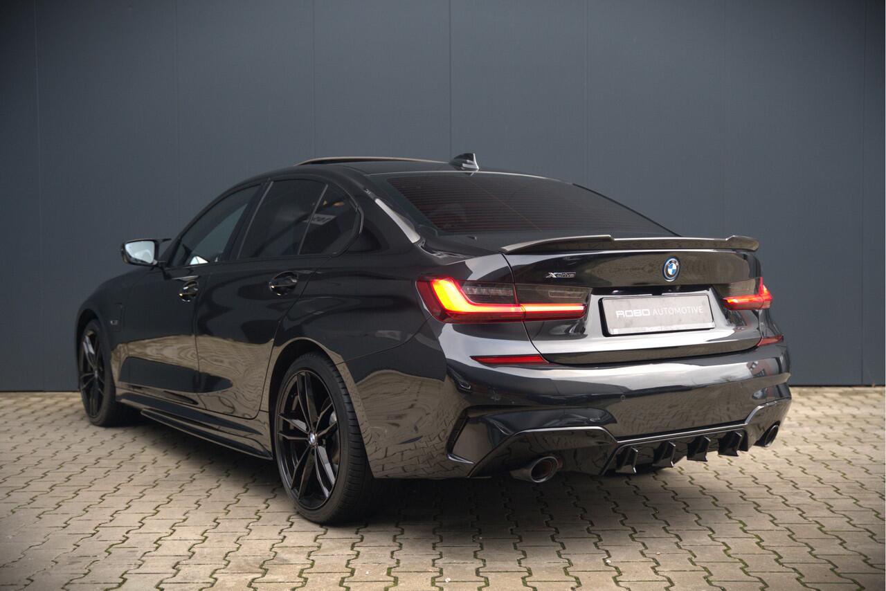 BMW 3-SERIE 330e xDrive Business Edition Plus M Sport | M Performance | Panoramadak | 360° Camera | Carbon | Head Up Display | Stoelverwarming | Stuurverwarming | Apple Carplay | Navigatie | Cruise Control | Ambiance Verlichting | Trekhaak