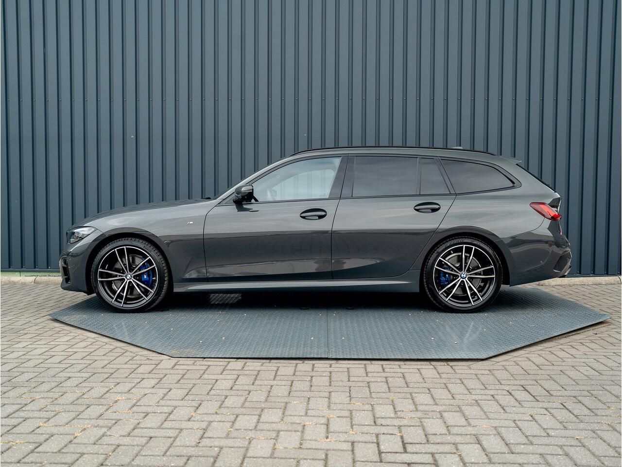 BMW 3-SERIE Touring M340i xDrive | Laser | 360 Camera | Trekhaak | Harman/Kardon | Head Up | Dodehoek sensoren | Prijs Rijklaar!!