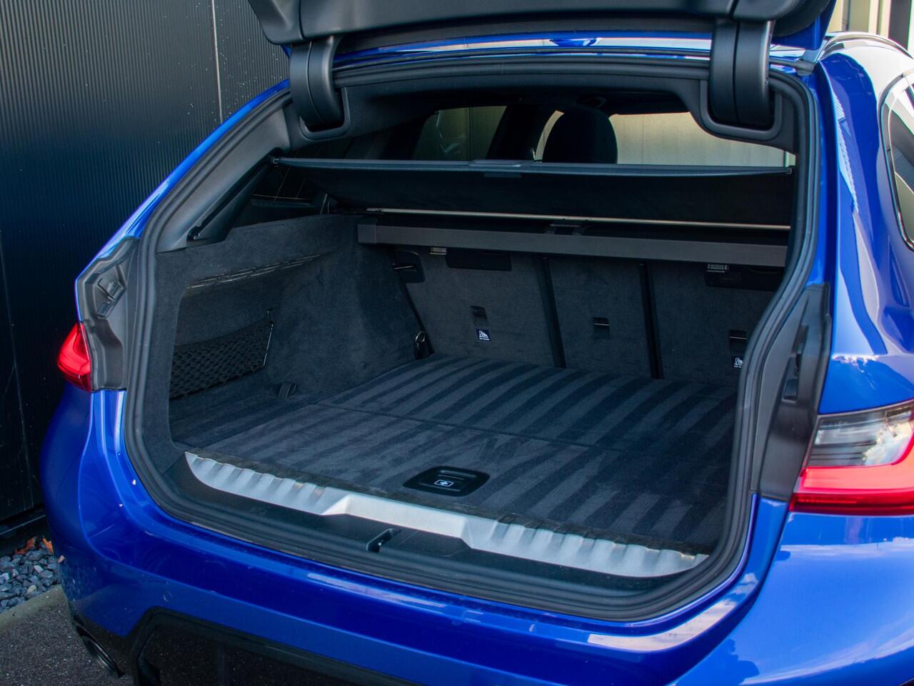 BMW 3-SERIE Touring 330e l M-sport l Long Range l Trekhaak l Schuif-/kantel dak l Adaptive LED l Verwarmd Stuurwiel l Head-Up l