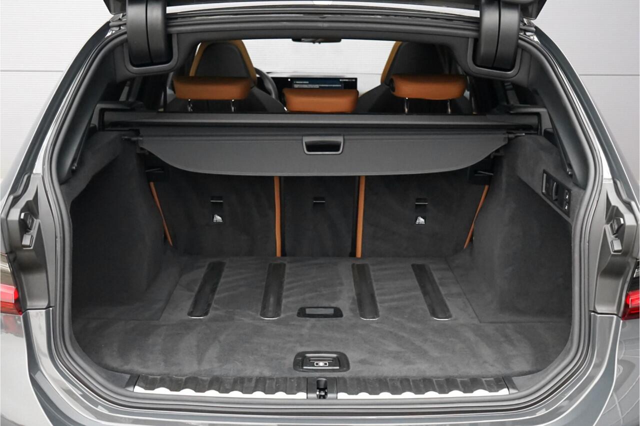 BMW 3-SERIE Touring 330i M-Sport M-Stoelen Pano HiFi HUD Camera