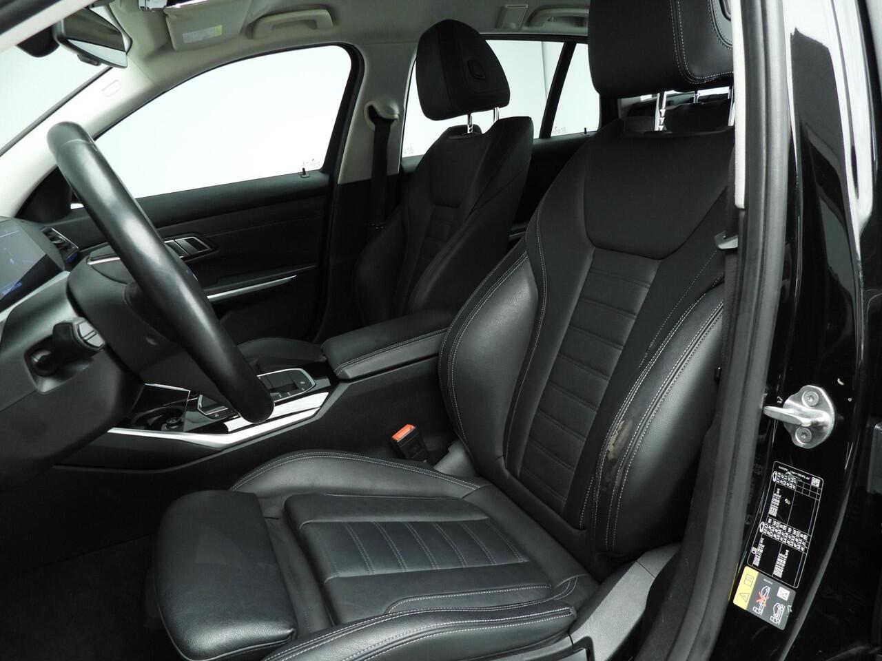 BMW 3-SERIE Touring 330e | LED | Leder | HUD | Sportstoelen | Active cruise | Stoelverwarming | DAB | Alu 17 inch