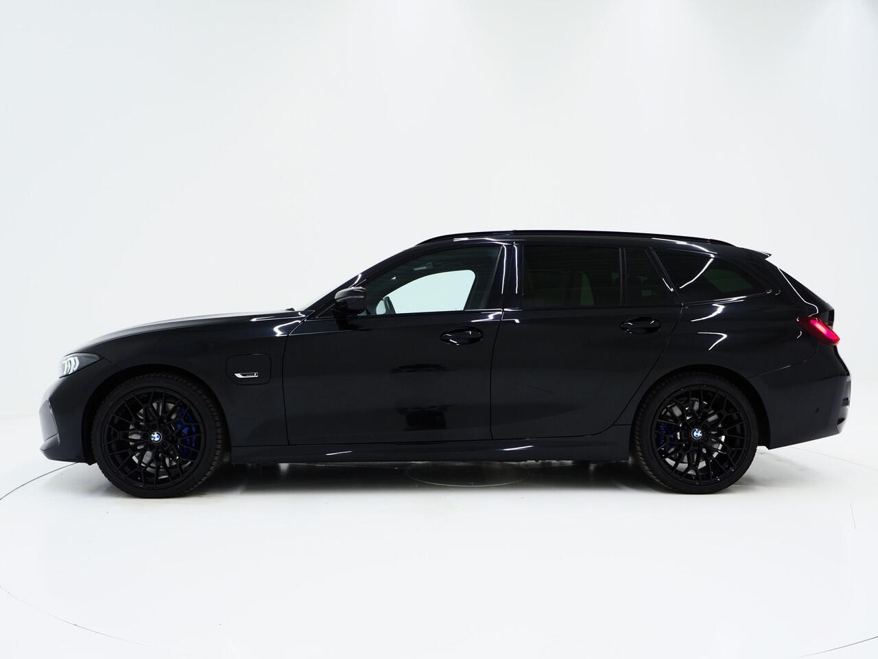 BMW 3-SERIE Touring 330e M Sport Pro LCI | M-Sportstoelen | Panoramadak | Harman/Kardon | Head Up | Camera | Keyless