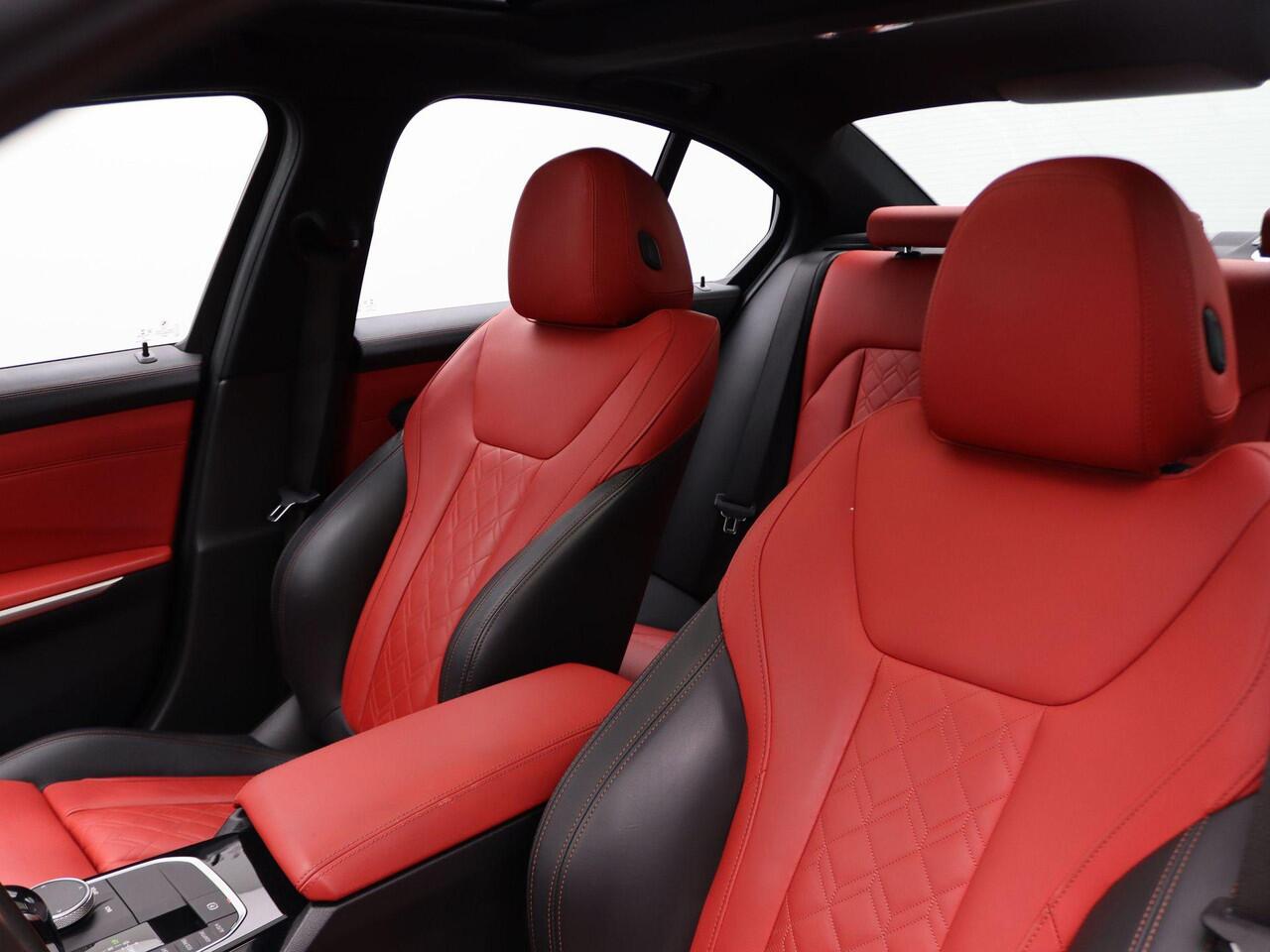 BMW 3-SERIE Sedan 330i High Executive | M Sportpakket | Audio Media Pack | Parking Pack | Safety Pack | BMW Personal CoPilot Pack | Trekhaak | Schuifdak | Elektrisch Verstelbare Voorstoelen | Driving Assistant Professional | Harman Kardon | 19''