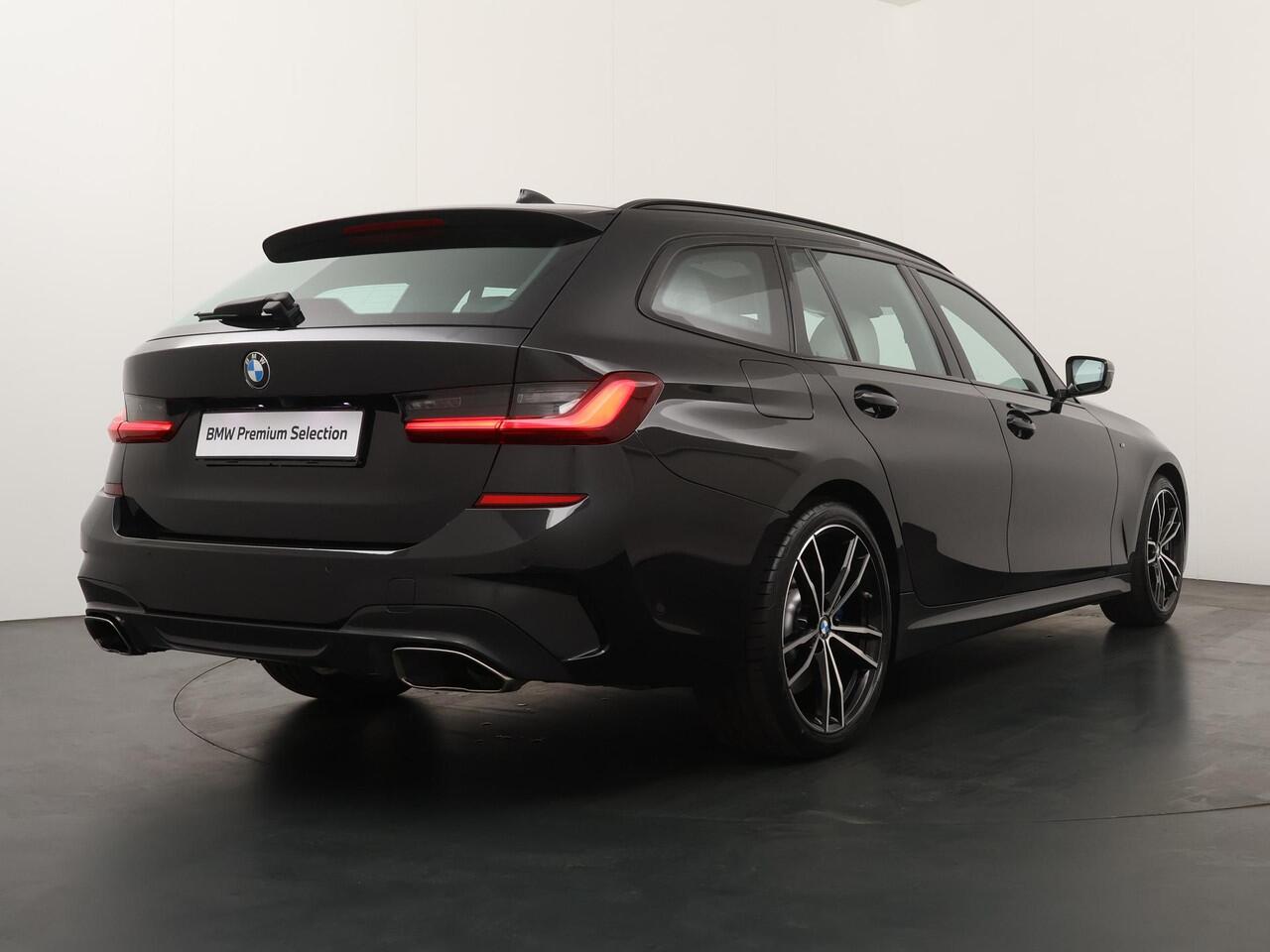 BMW 3-SERIE Touring M340i xDrive | Trekhaak | Head-Up | Panoramadak | Elektrische stoelen | Harman Kardon |