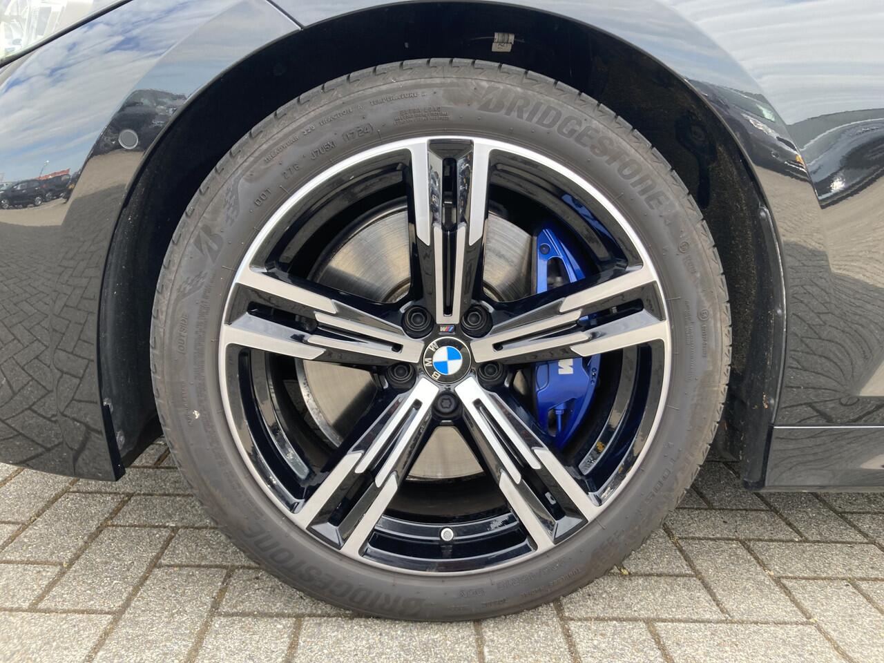 BMW 3-SERIE Touring M-Sport Automaat 330i Wegklapbare trekhaak, Achteruitrijcamera, Lederen bekleding, PDC v+a