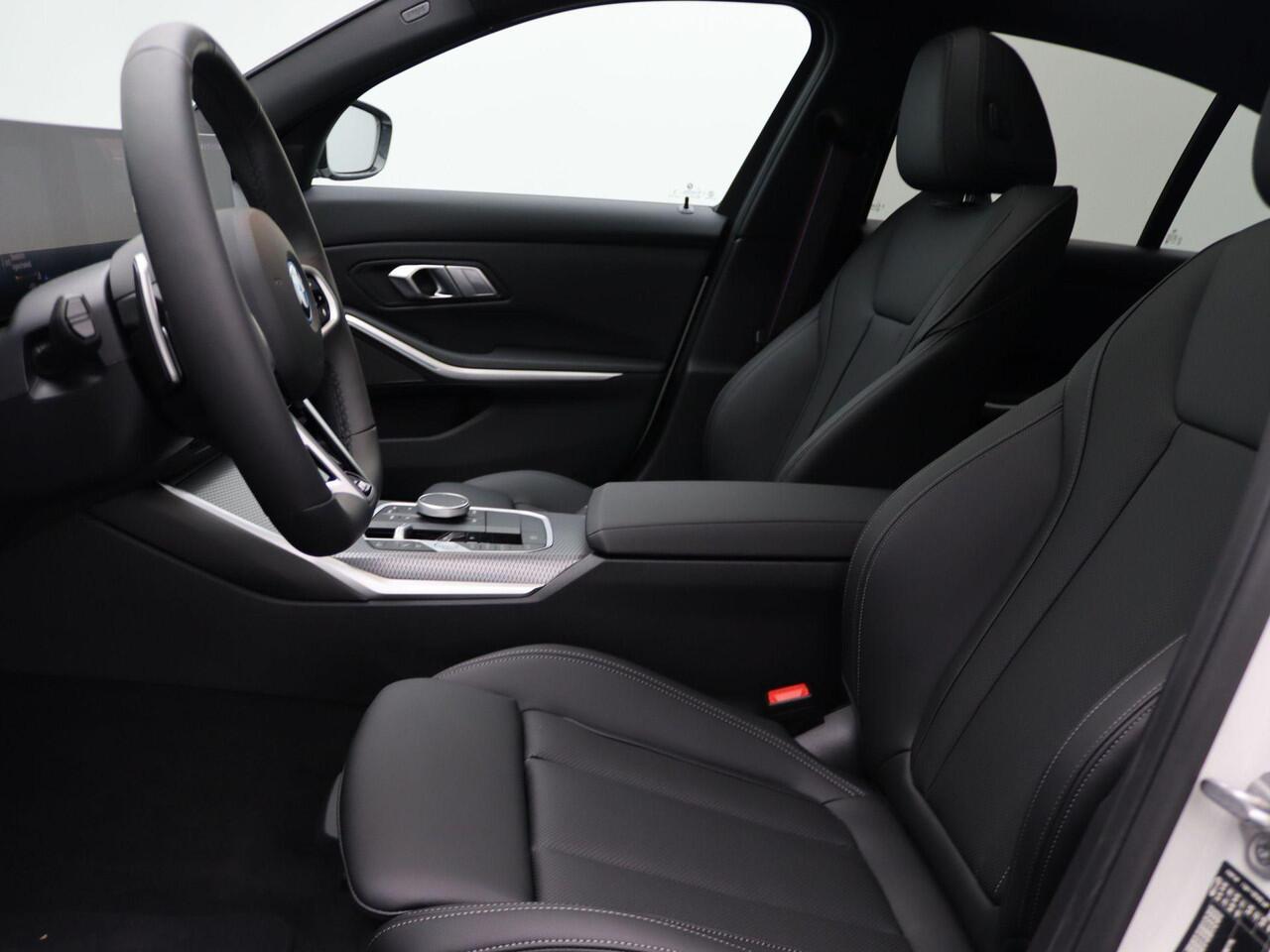 BMW 3-SERIE Sedan 330e M Sportpakket Pro | Stuurwielrand Verwarmd | Trekhaak | Geluidswerende Ramen | Schuifdak | Verwarmde Voorstoelen | Parking Assistant | Harman Kardon | 19'' | Ekris Selection