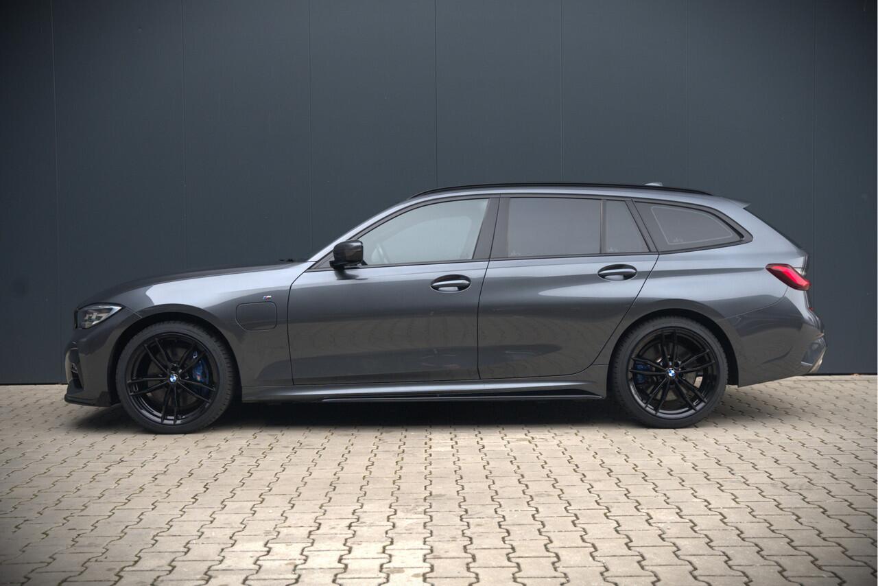 BMW 3-SERIE Touring 330e High Executive M Sport | M Performance | PDC | Leer | Hifi | Ambiance Verlichting | Stoelverwarming | Adaptive Cruise Control | BTW | LED | Shadow Line | Keyless | Navigatie Prof. | DAB |