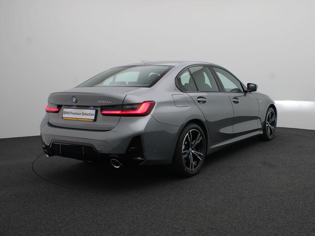 BMW 3-SERIE Sedan 330e M Sportpakket | Trekhaak | HIFI | Widescreen Display | 18"