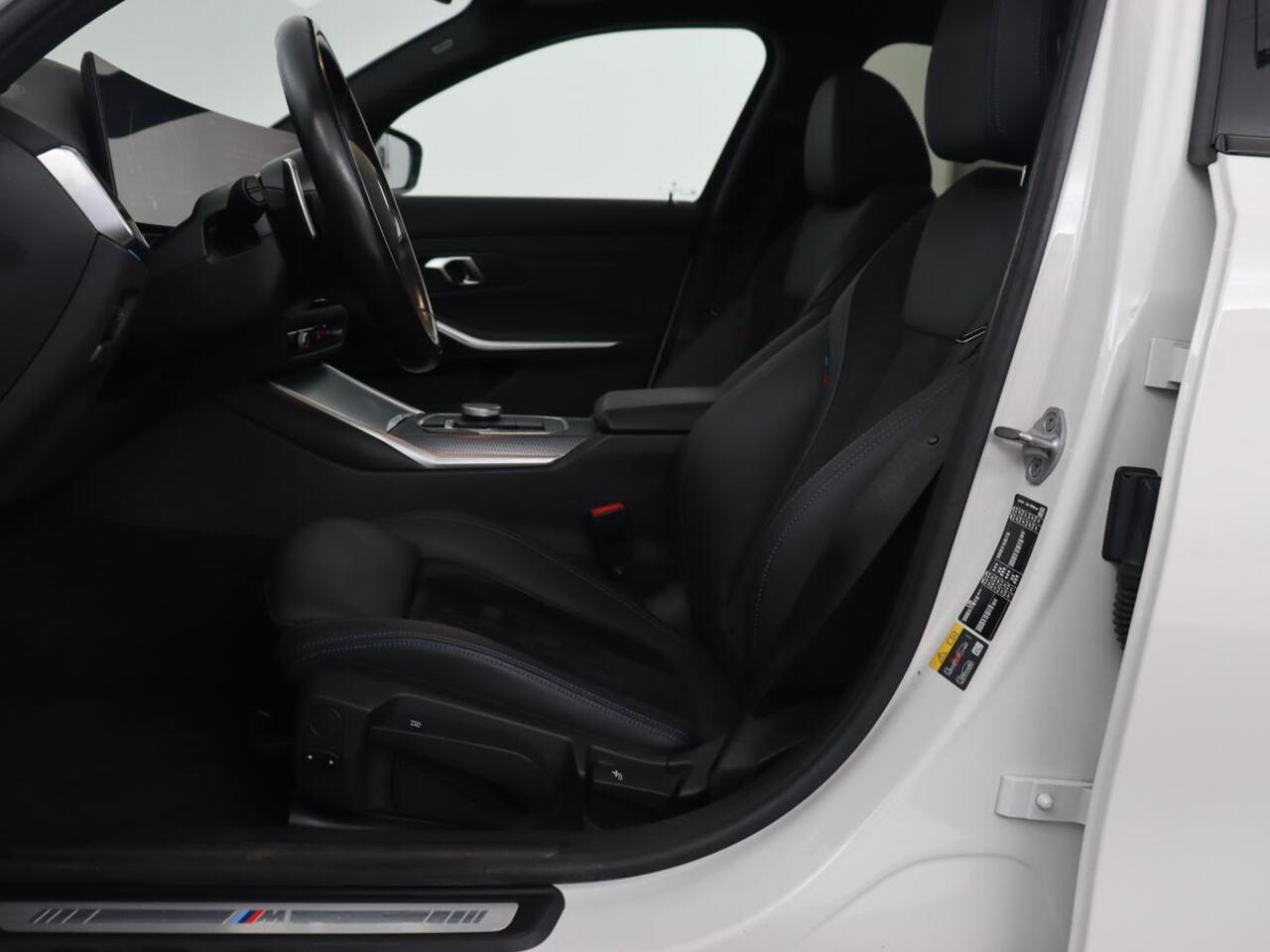 BMW 3-SERIE 320e M Sport | Panoramadak | Trekhaak | Stoelverwarming | Carplay | Sportstoelen | Leder/Alcantara | Navigatie | Widescreen Display | Sfeerverlichting | Parkeerhulp | PHEV | Plug In