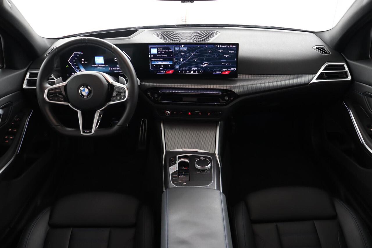BMW 3-SERIE Touring 320i M Sport Pro | Glazen Panoramadak | Trekhaak Elektrisch | Leder | Comfort Access | Adaptive LED | Camera | Innovation Pack