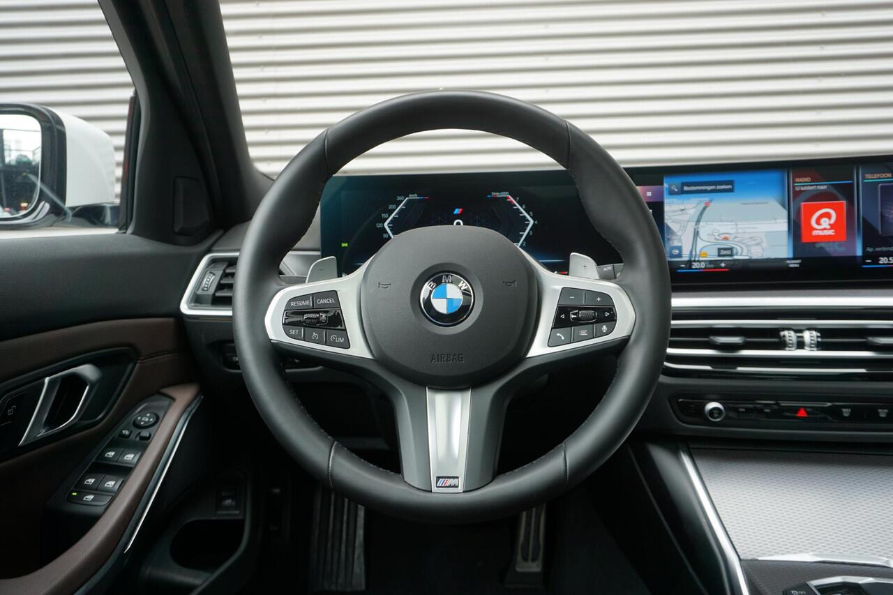 BMW 3-SERIE Touring 330i M Sportpakket Pro | Travel Pack | Glazen panoramadak | 19 inch LM Dubbelspaak | Extra getint glas | M Sportremsysteem Rot