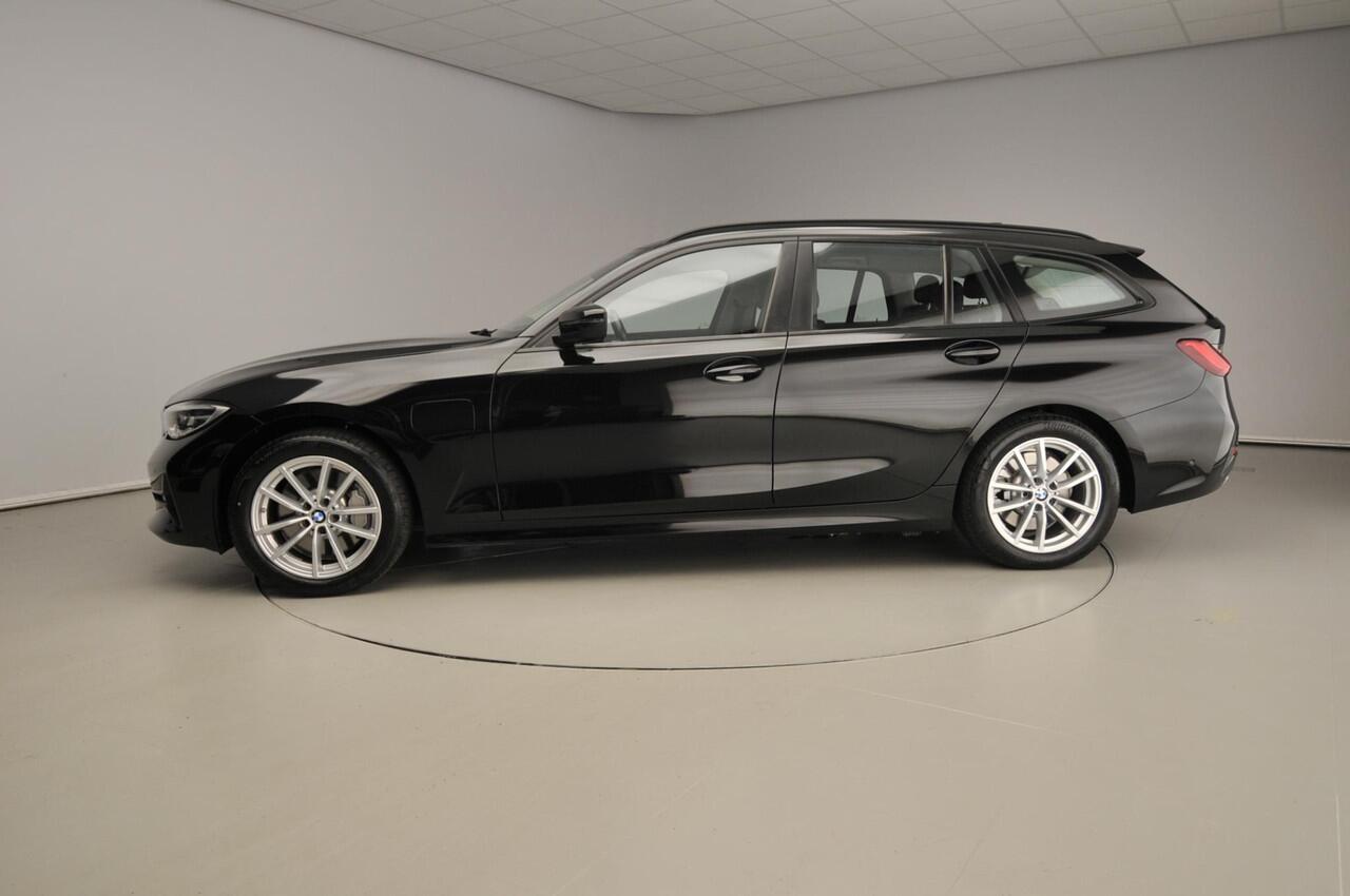 BMW 3-SERIE Touring 330e | LED | Leder | HUD | Sportstoelen | Active cruise | Stoelverwarming | DAB | Alu 17 inch