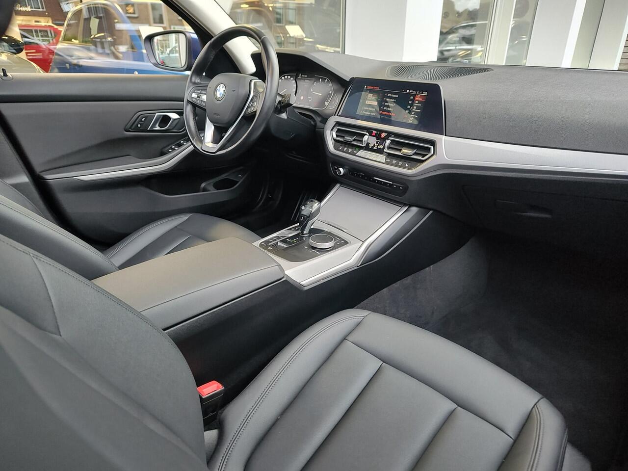 BMW 3-SERIE Touring 318i HIGH EXECUTIVE AUTOMAAT Open dak | Leder | Navi | Carplay