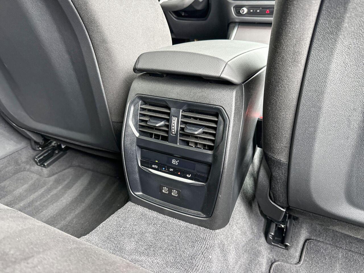 BMW 3-SERIE Touring 330e M Sportpakket Pro / Innovation Pack / Comfort Pack / Panoramadak / Trekhaak / Selections