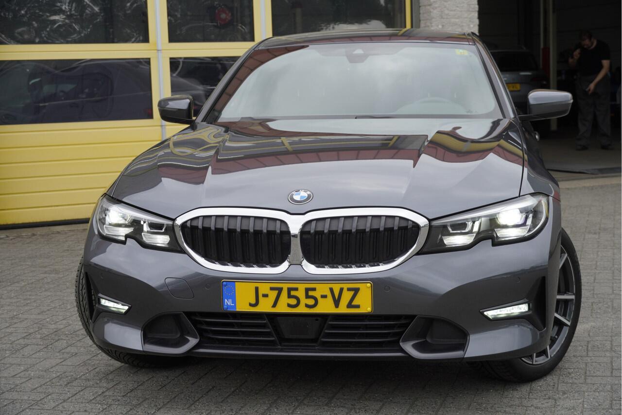 BMW 3-SERIE 318i Automaat! Executive Edition BJ2020 Lmv 18" | Led | Pdc | Navi | Achteruitrijcamera | Dashboard verlichting | Virtual cockpit | Climate control | Adaptieve cruise control | Sportstoelen | Zwarte hemel | Extra getint glas