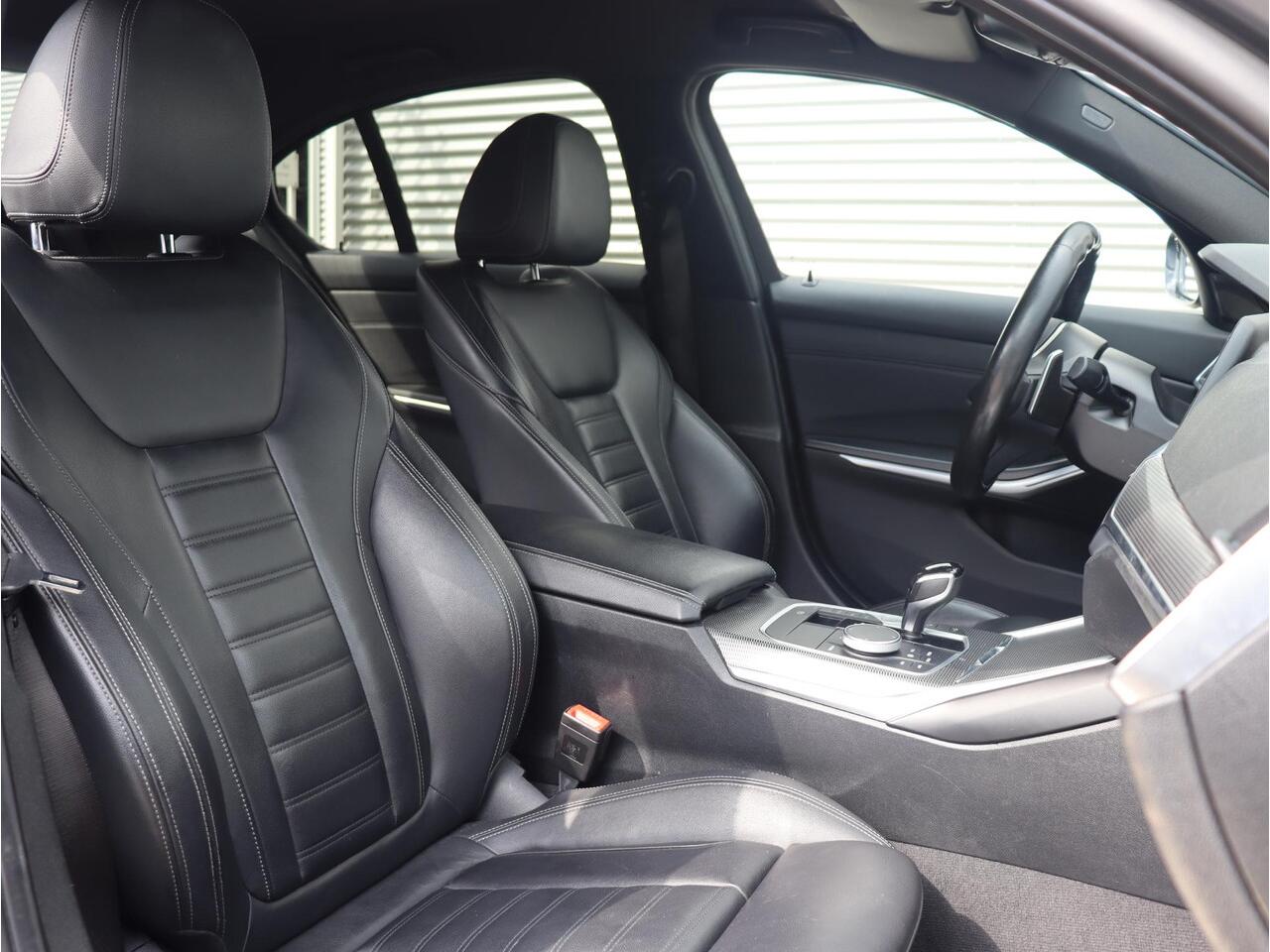 BMW 3-SERIE Sedan 330e | High Executive | M Sportpakket | Elektr. Stoelen | Comfort Access | Verwarmd Stuurwiel | Getint Glas | 19'' LMV