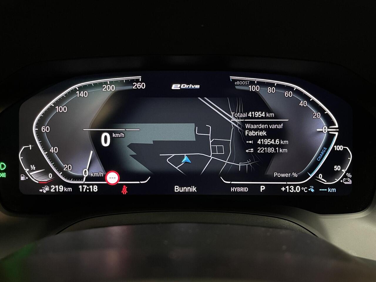 BMW 3-SERIE 320e High Executive 18"/Leder/Laser LED/Stuur + stoelverwarming/Dodehoek/Elektrische klep/Trekhaak/Hed-up/Keyless