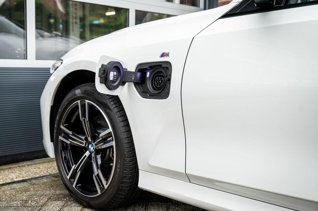 BMW 3-SERIE 330e xDrive M Sport LCI | Facelift | Shadow | Trekhaak | Widescreen | Hifi | Camera | 18' inch |