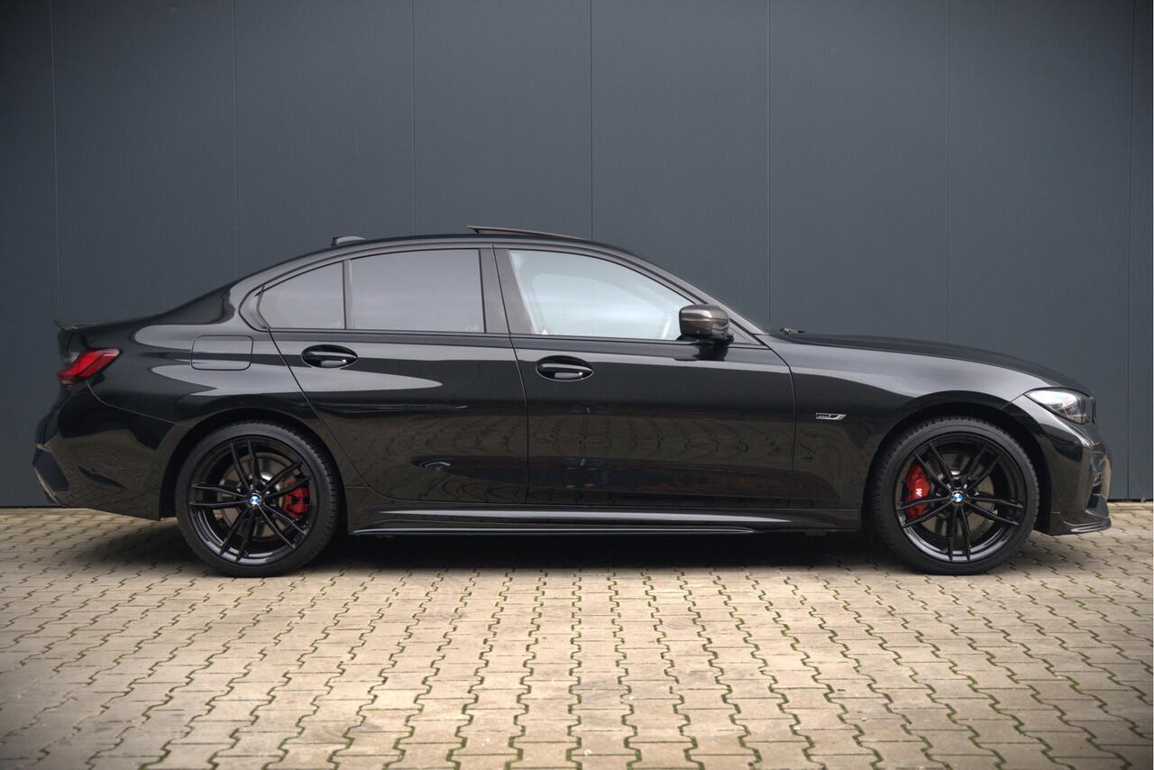 BMW 3-SERIE 330e xDrive Business Edition Plus M Sport | M Performance | Panoramadak | 360° Camera | Carbon | Head Up Display | Stoelverwarming | Stuurverwarming | Apple Carplay | Navigatie | Cruise Control | Ambiance Verlichting | Trekhaak