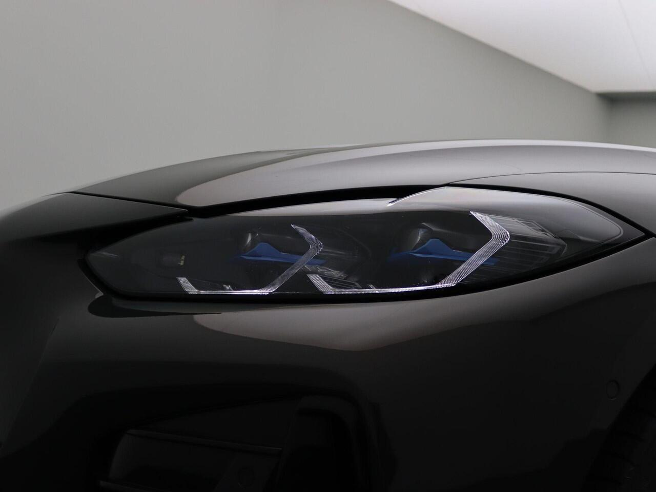 BMW 4-SERIE Cabrio M440i xDrive High Executive | Stuurwielrand Verwarmd | Trekhaak | Windscherm | Driving Assistant Professional | Parking Assistant Plus | Head-Up Display | Harman Kardon | 19''