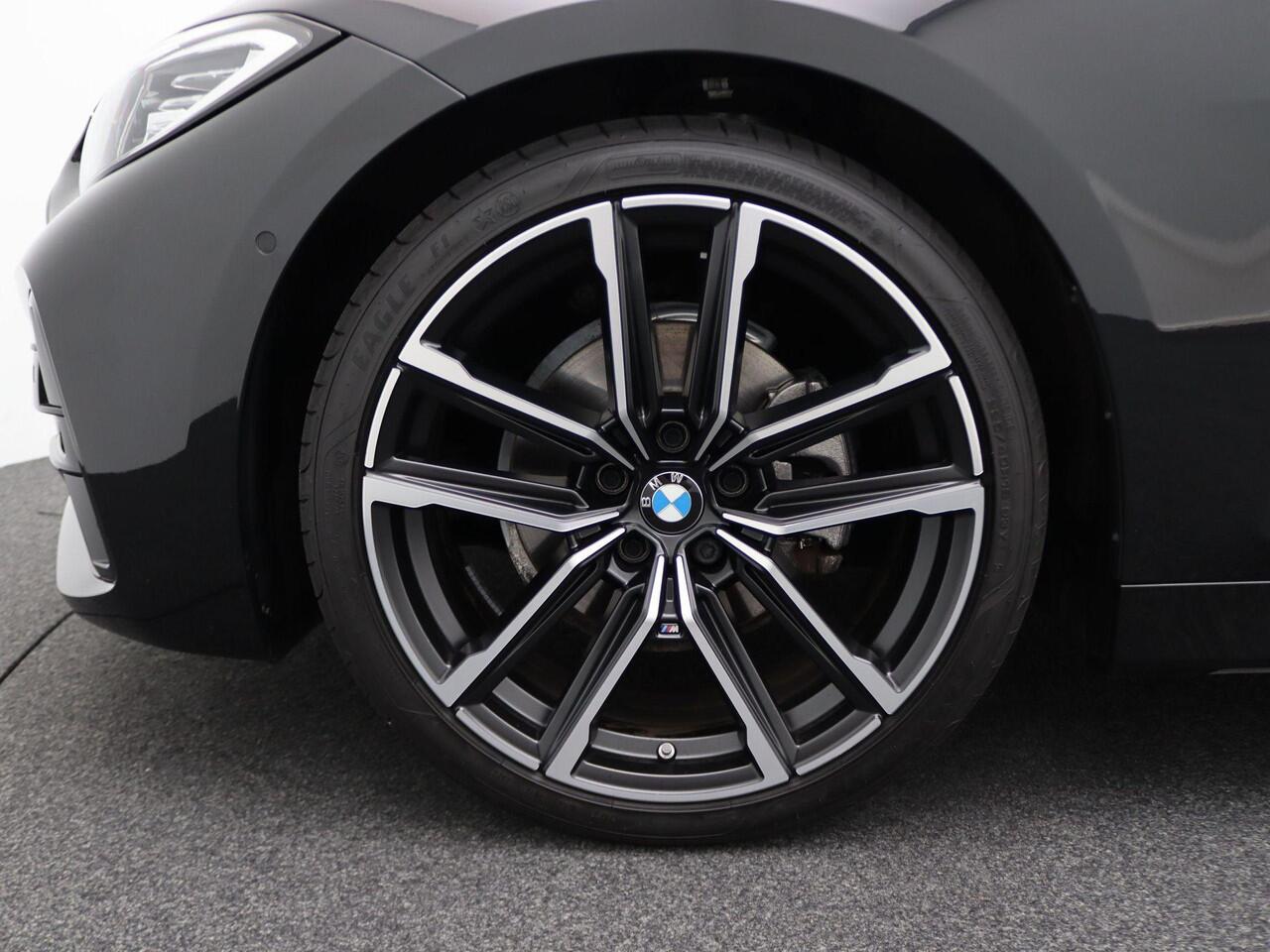 BMW 4-SERIE Coupé 420i High Executive | M Sportpakket | Safety Pack | Stuurwielrand Verwarmd | Schuifdak | Driving Assistant | DAB | HiFi | 19''