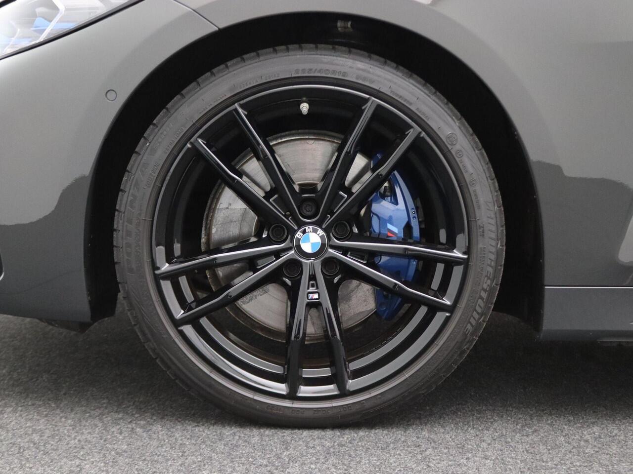 BMW 4-SERIE Cabrio M440i xDrive High Executive | Stuurwielrand Verwarmd | Trekhaak | Windscherm | Driving Assistant Professional | Parking Assistant Plus | Head-Up Display | Harman Kardon | 19''