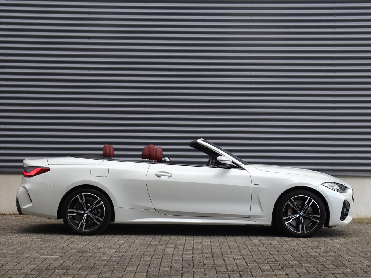 BMW 4-SERIE Cabrio 430i | High Executive | M Sportpakket | Harman Kardon | Achteruitrijcamera | Adaptief M Onderstel | Stuurwielrand verwarmd | Comfort Access | BSI* | 18'' LMV