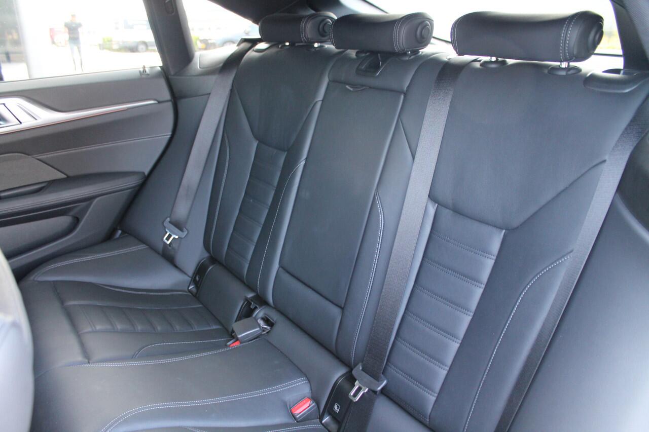 BMW 4-SERIE Gran Coupé M440i xDrive High Executive Automaat / Schuif-kanteldak / Laserlight / M Adaptief onderstel / Parking Assistant Plus / Comfort Access