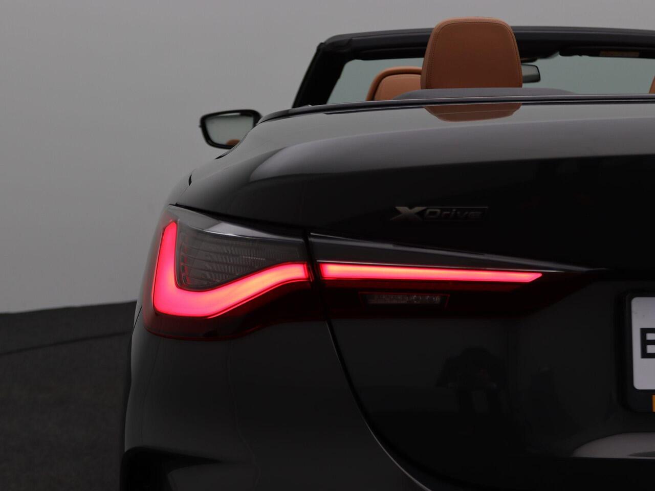 BMW 4-SERIE Cabrio M440i xDrive High Executive | Stuurwielrand Verwarmd | Trekhaak | Windscherm | Driving Assistant Professional | Parking Assistant Plus | Head-Up Display | Harman Kardon | 19''