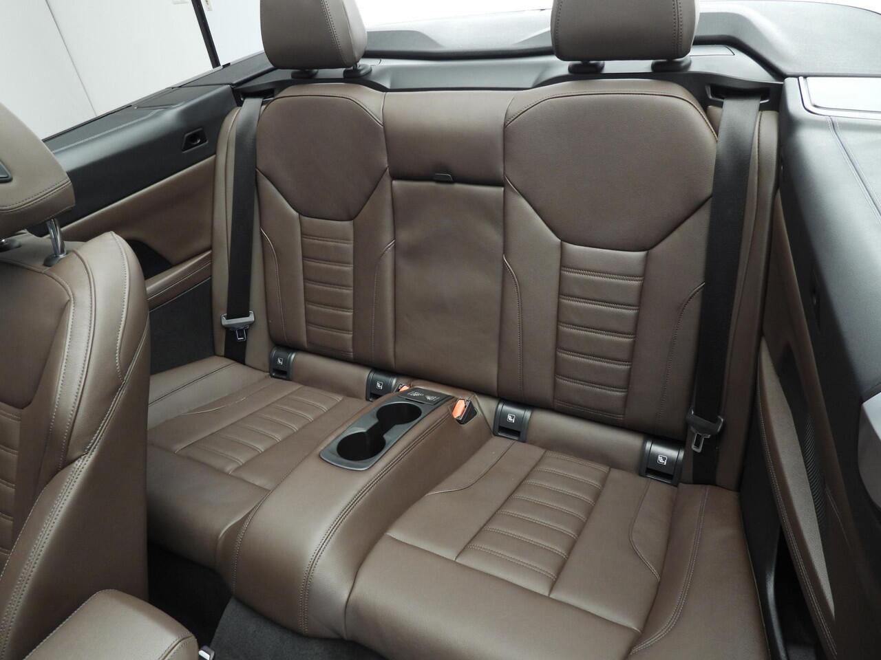 BMW 4-SERIE Cabrio 430i xDrive | M-Sportpakket | LED | Leder | Navigatie | Elektr. zetels | Sportstoelen | DAB | Alu 19 inch