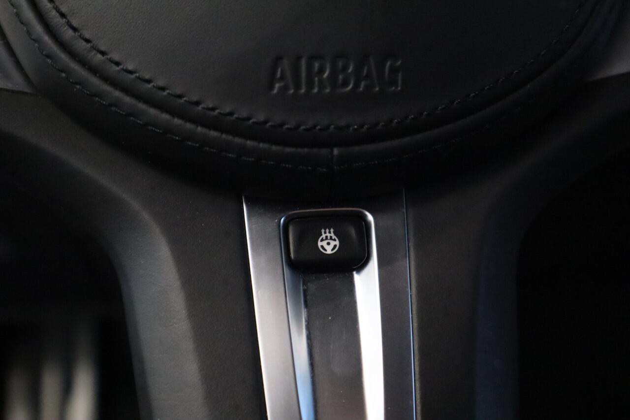 BMW 4-SERIE Cabrio M440i xDrive High-Executive 374PK Individueel-lak Navigatie Volleder 19LMV Head up