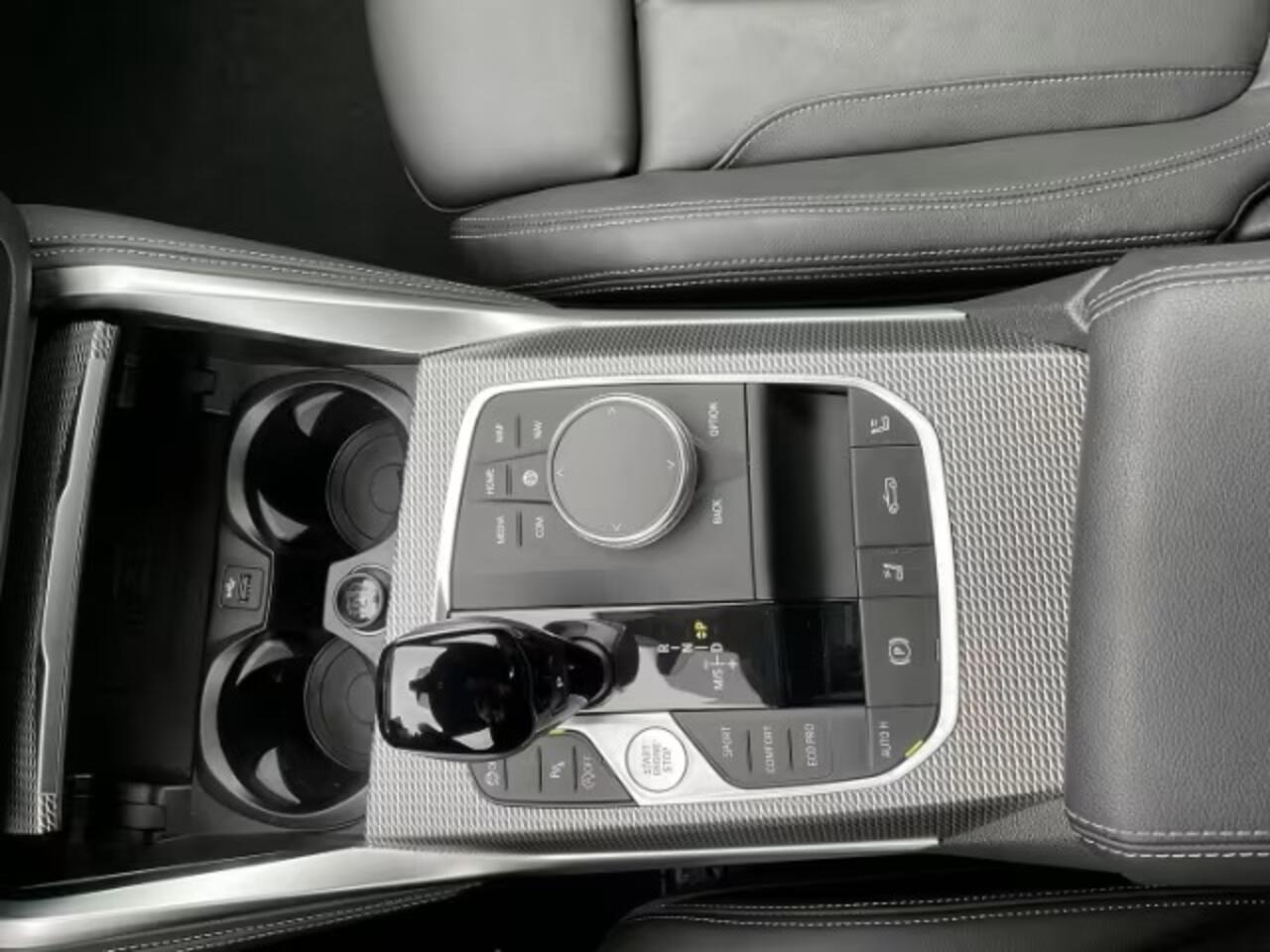 BMW 4-SERIE Cabrio 420i M-Sport Trekhaak Navi Camera LED Keyless Stuur en Stoel verwarming