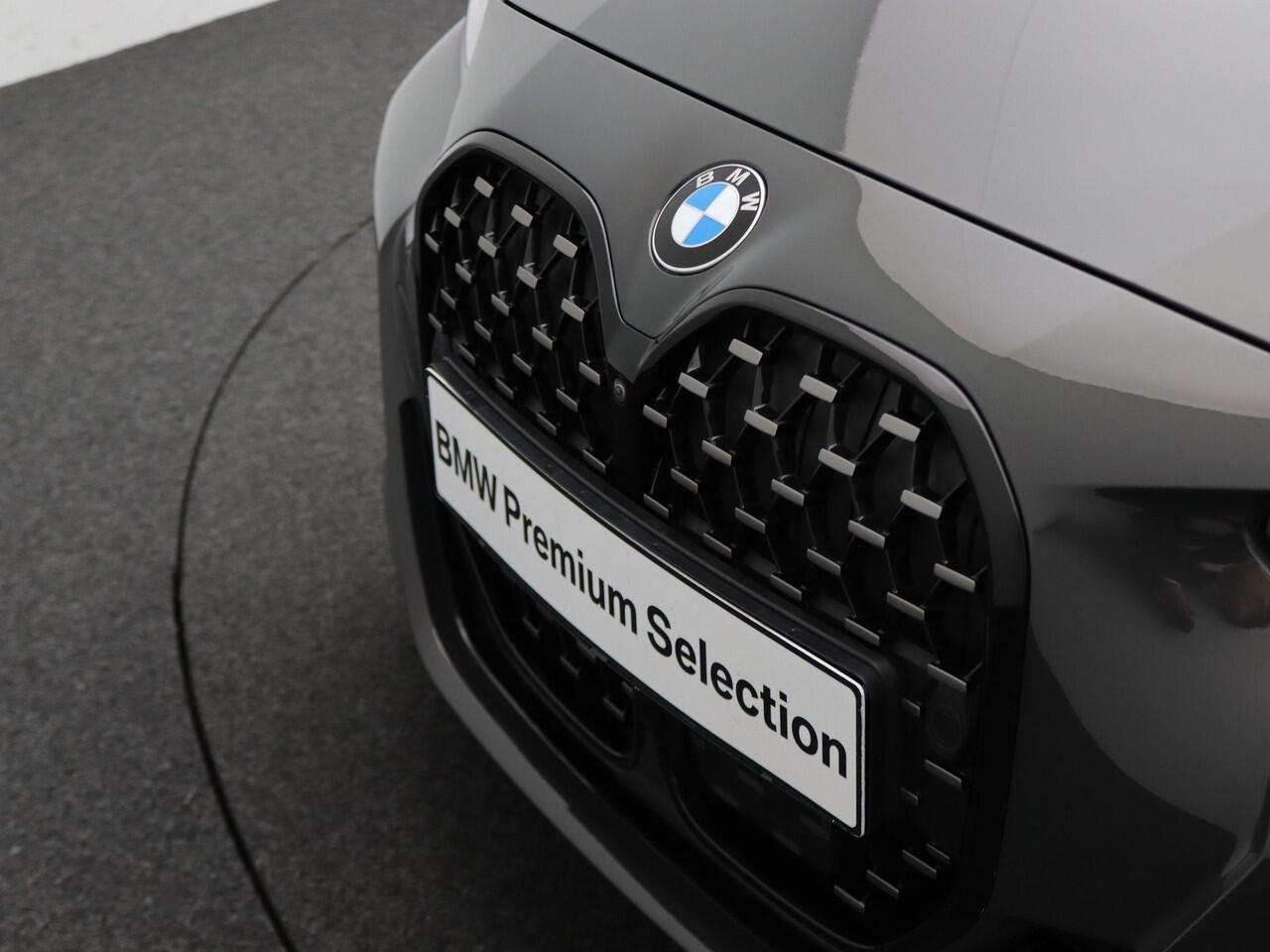 BMW 4-SERIE Cabrio M440i xDrive High Executive | Stuurwielrand Verwarmd | Trekhaak | Windscherm | Driving Assistant Professional | Parking Assistant Plus | Head-Up Display | Harman Kardon | 19''