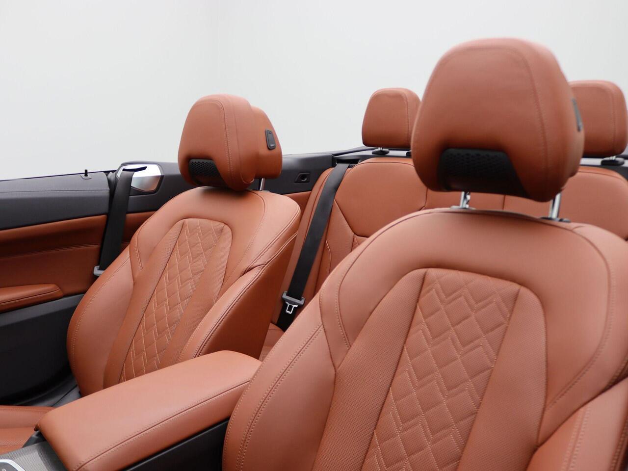 BMW 4-SERIE Cabrio M440i xDrive M Sportpakket | Laserlicht | Stuurwielverwarming | Nekverwarmer | Head-Up Display | 19"