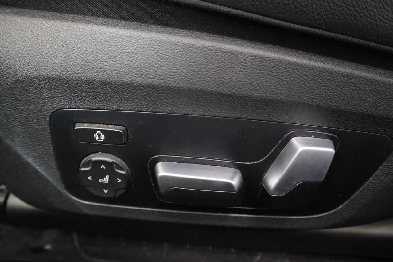 BMW 4-SERIE Cabrio M440i xDrive High-Executive 374PK Individueel-lak Navigatie Volleder 19LMV Head up